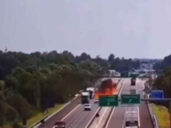 Impactante siniestro aéreo al norte de Italia: Una avioneta se desplomó sobre una autopista y dos personas murieron