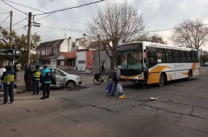 Un colectivo y un auto chocaron en el barrio Peralta Ramos