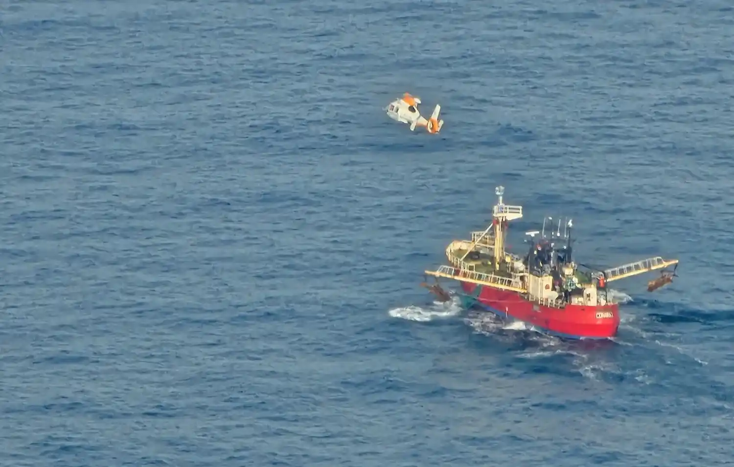 Para concretar la operación, se coordinó el despliegue de un helicóptero PA-41 de la Estación Aérea Comodoro Rivadavia, acompañado por un avión PA-25, que brindó apoyo para reforzar la seguridad de la misión.