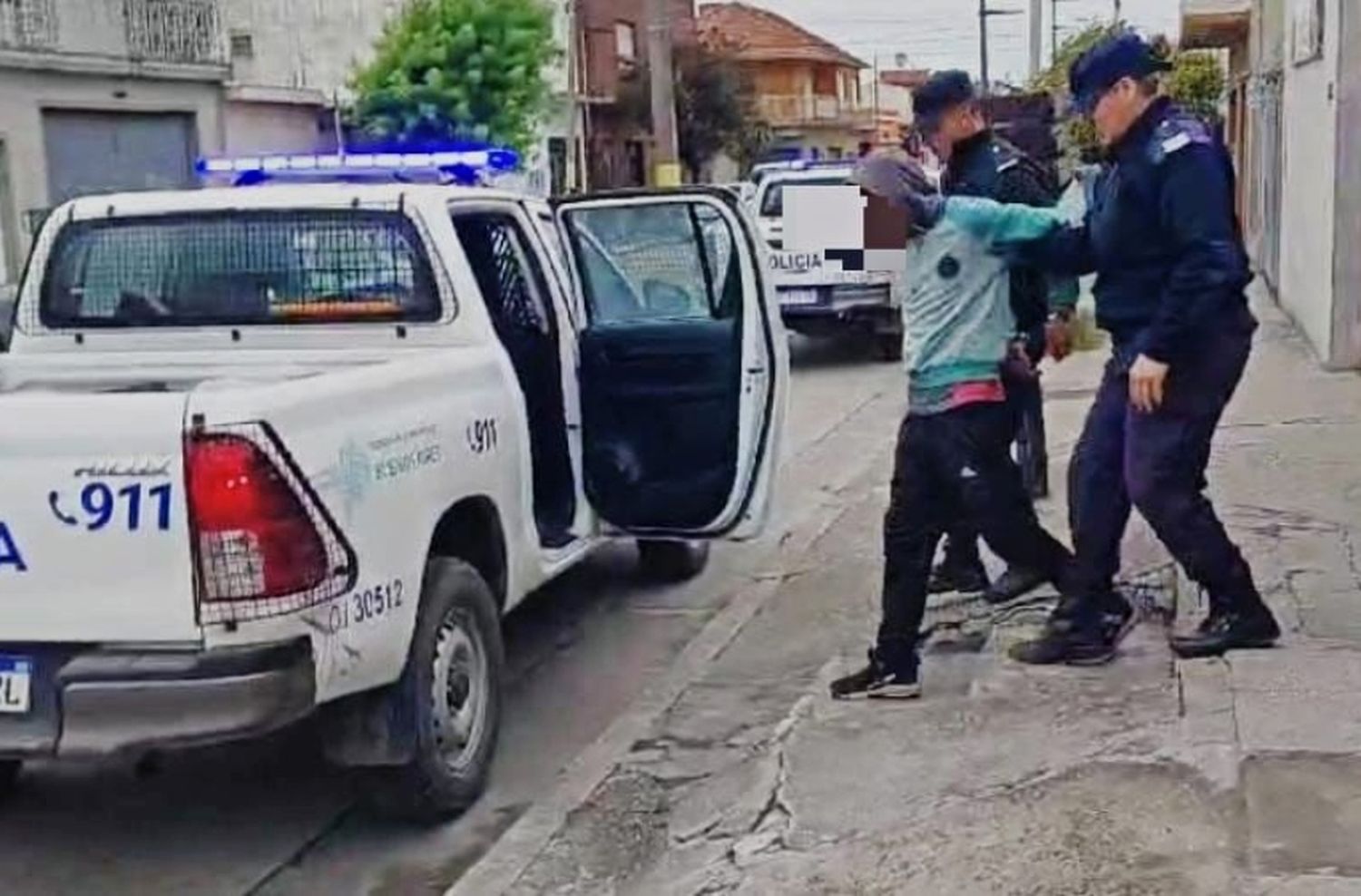 Amenazó a la empleada con un cuchillo, se asustó por lo gritos y escapó