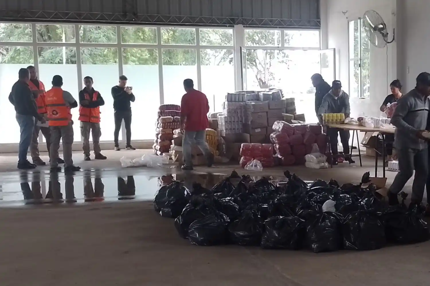 Reúnen elementos de primera necesidad para las familias afectadas.