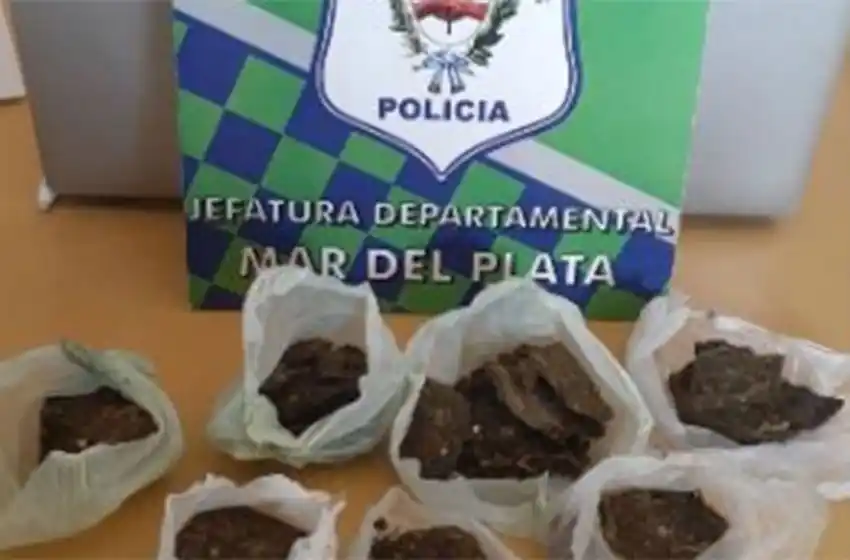 Circulaban sin permiso, y fueron detenidos por llevar droga