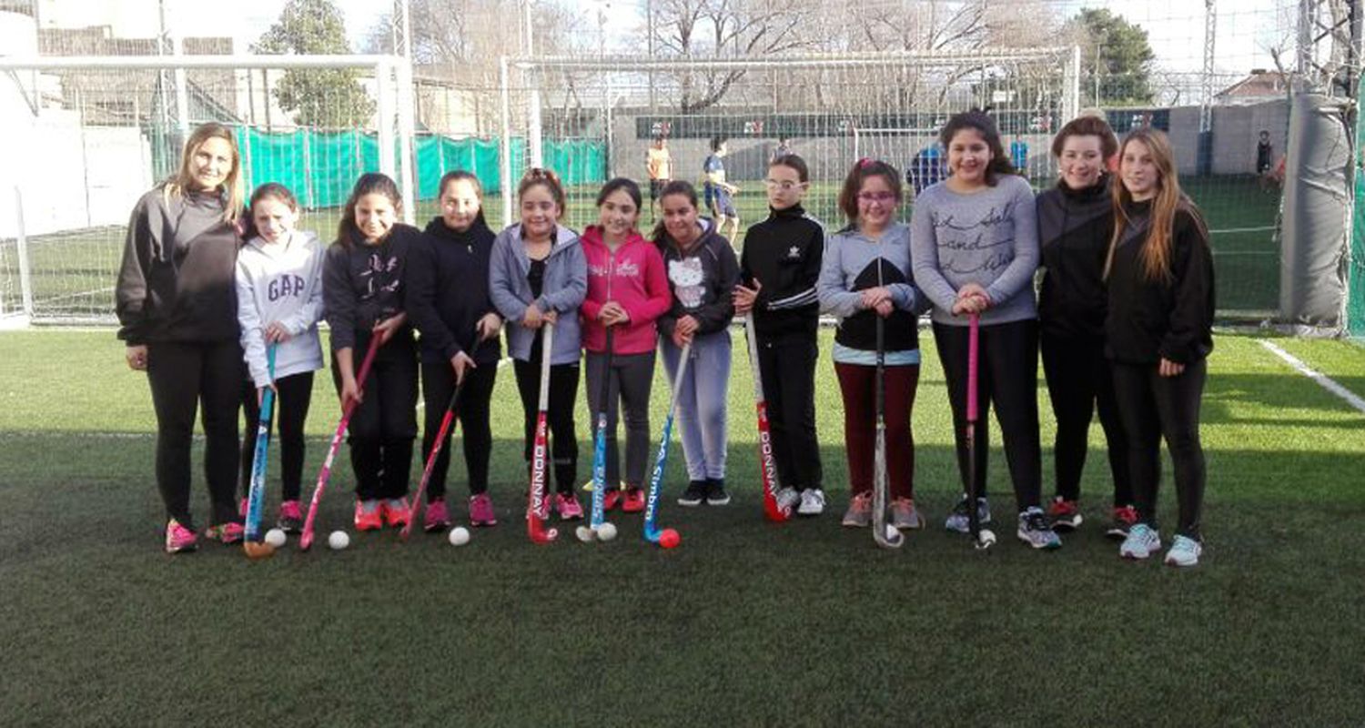 Estudiantes inauguró su escuelita de hockey en Mar del Plata