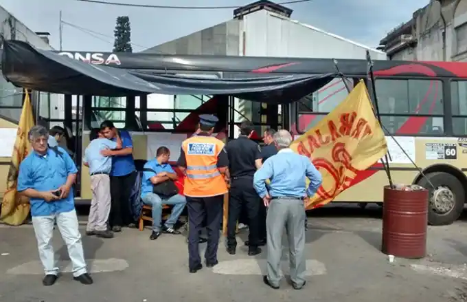 Paro en la Línea 60: Pasajeros viajan gratis "por tiempo indefinido" 