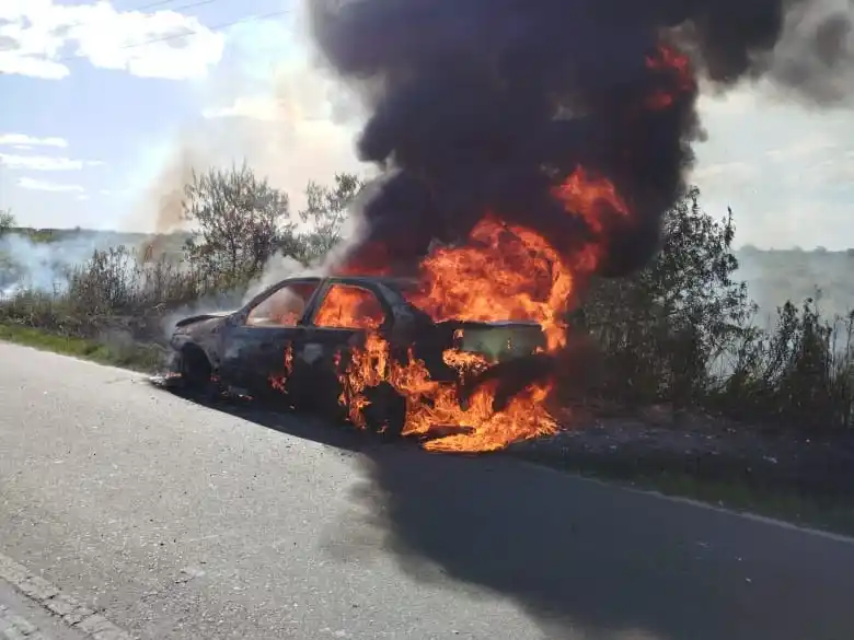 Incendio total de un automóvil en el acceso a Ibicuy, sin heridos