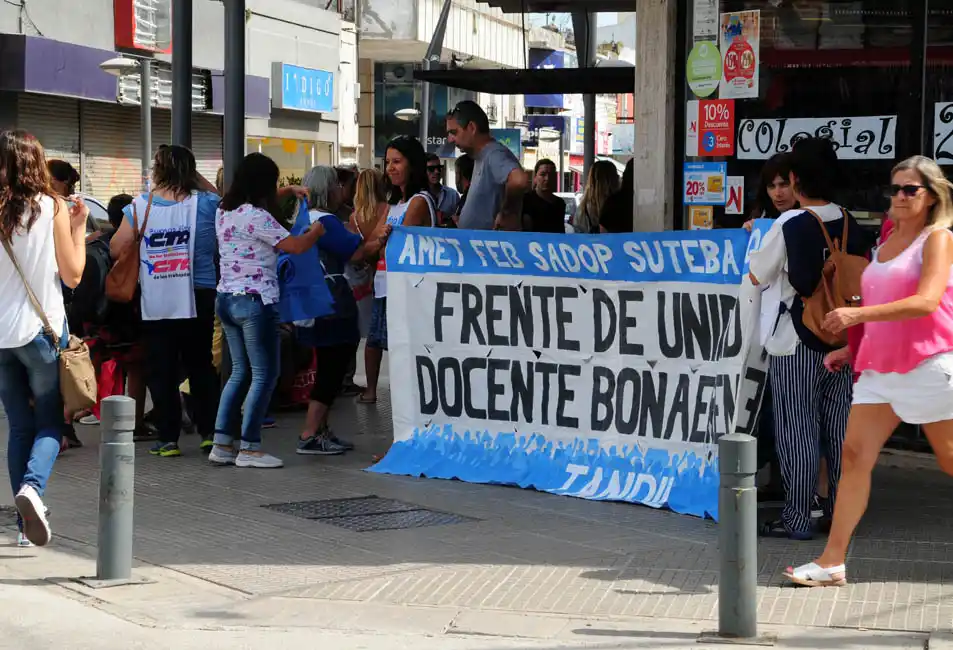 Los docentes se manifestaron para pedir salarios dignos y fondos para la educación pública
