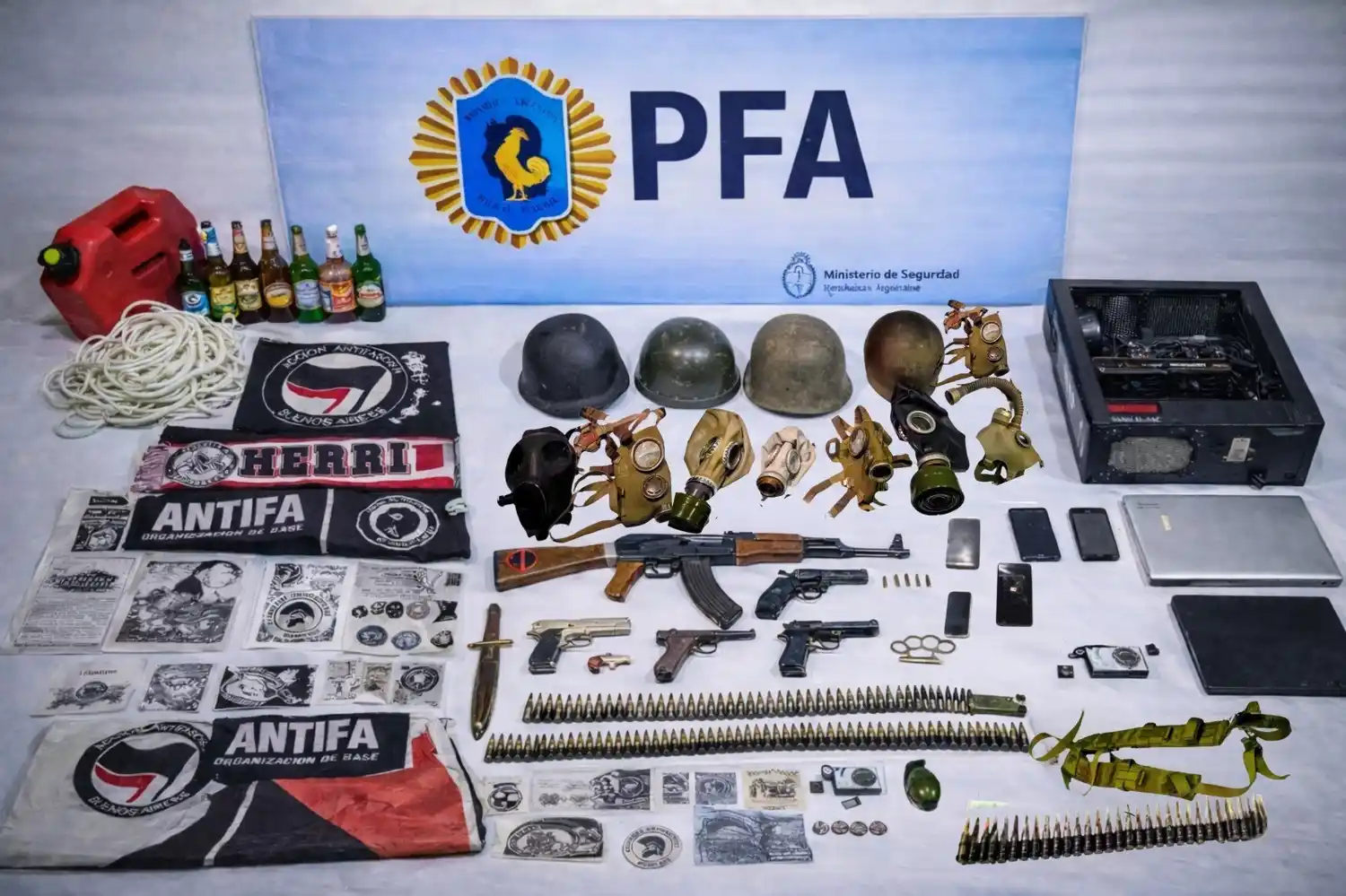 Durante el allanamiento se secuestraron réplicas de un fusil de asalto AK-47, cinco pistolas de distintos calibres, dos revólveres, entre otros objetos.