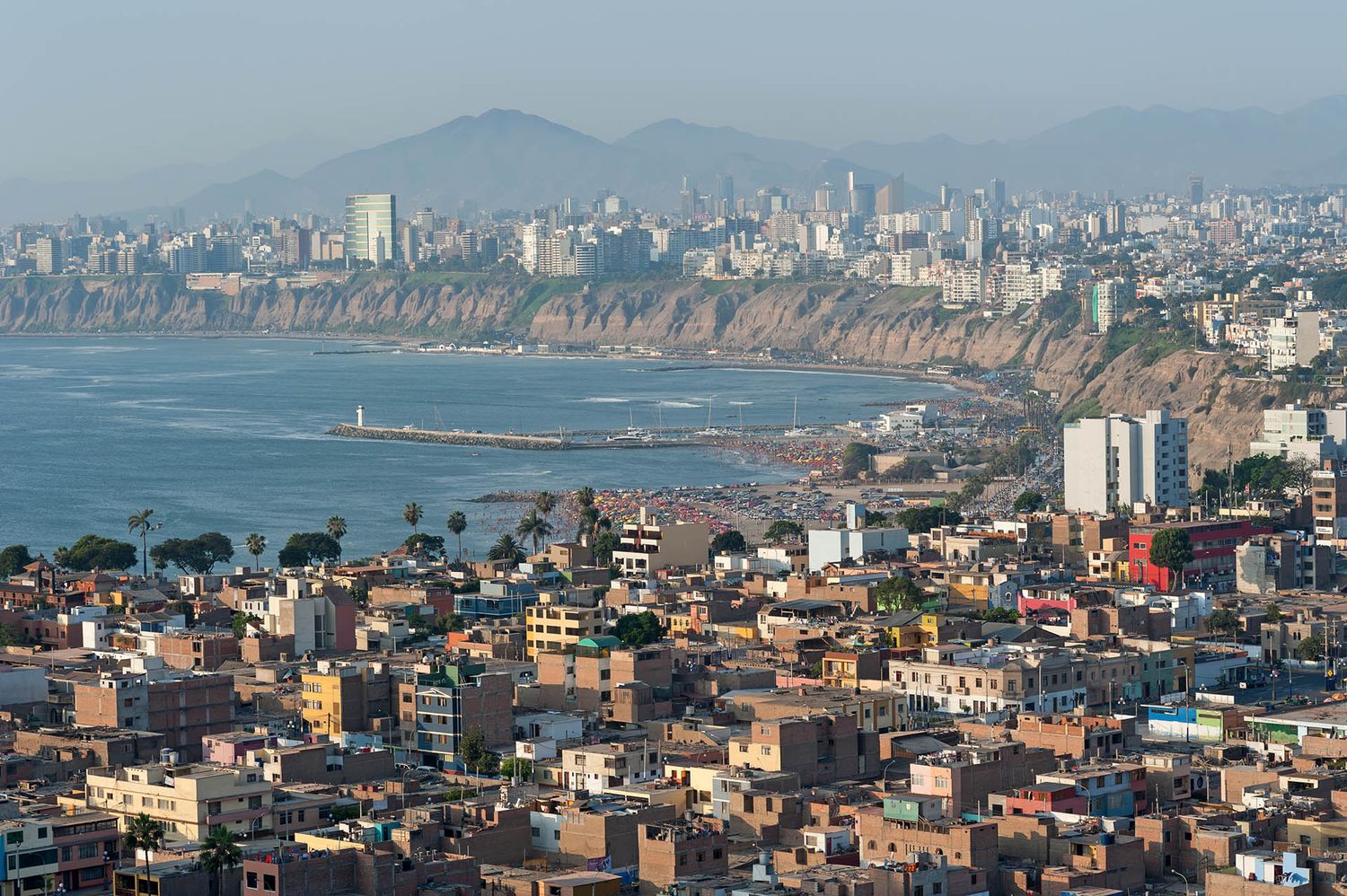 La imponente ciudad de Lima, capital de un país que sufre fuertes desigualdades.