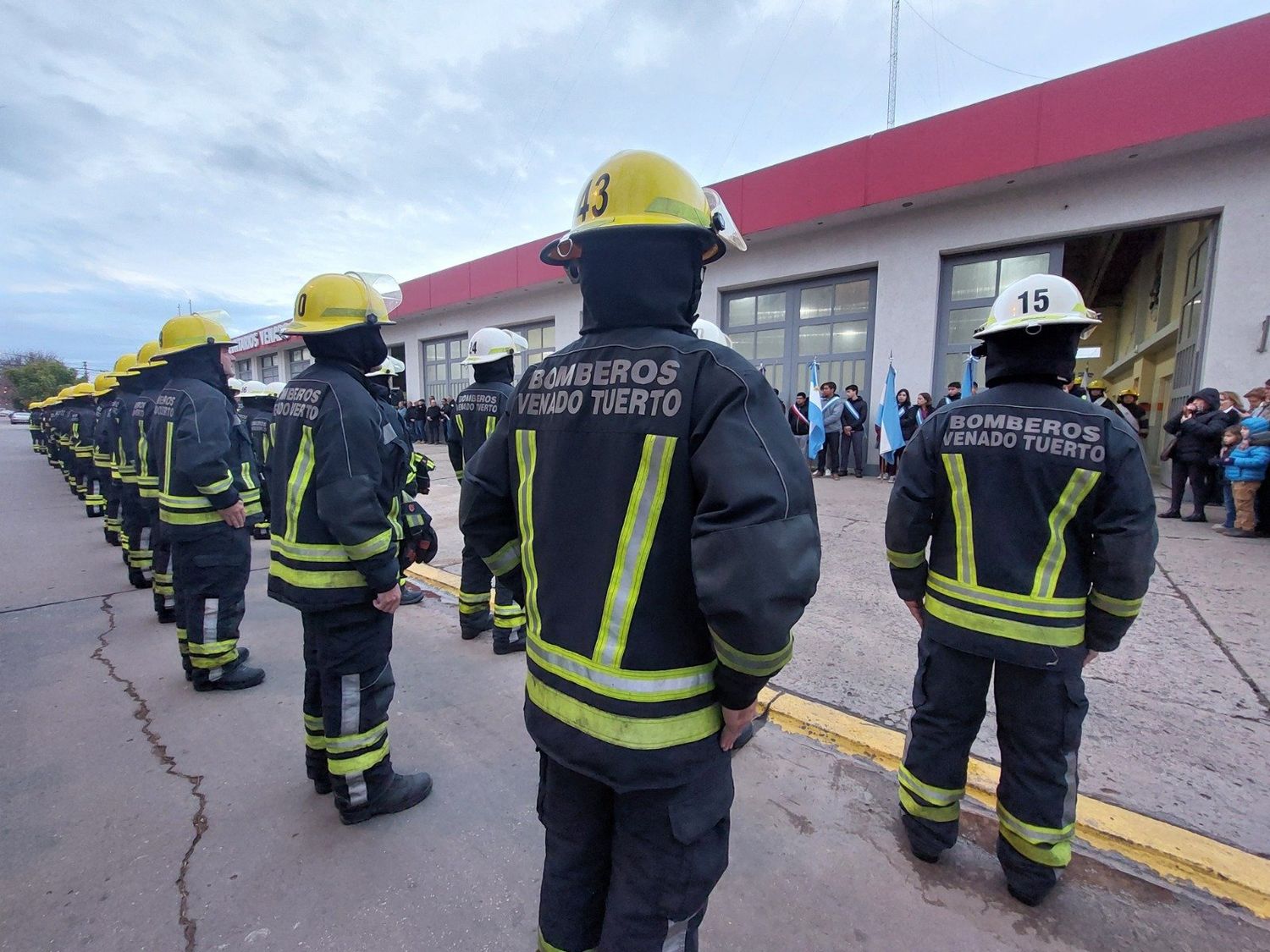 Formación de bomberos frente a sus instalaciones.