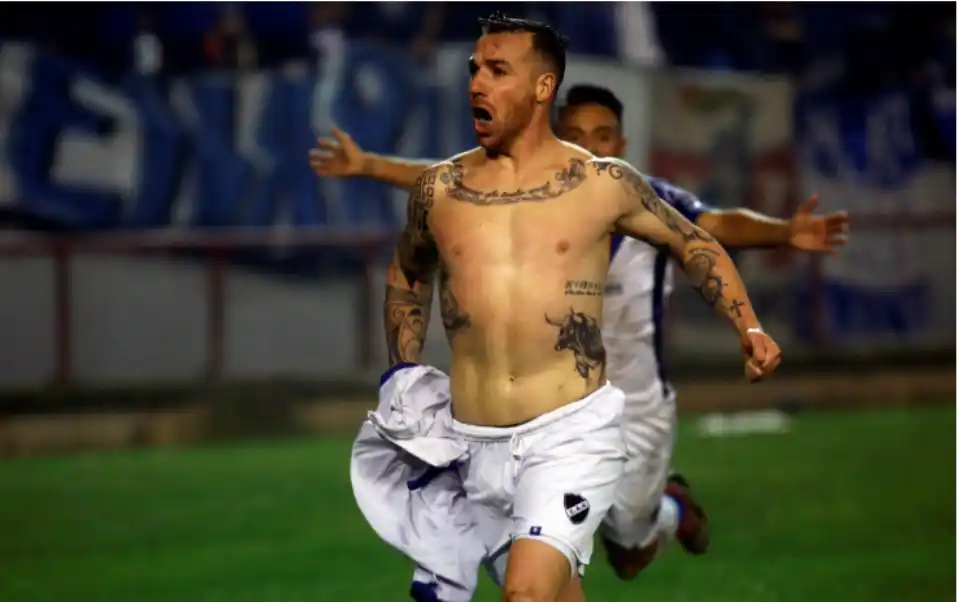 Alvarado, en un inédito final, festejó el ascenso