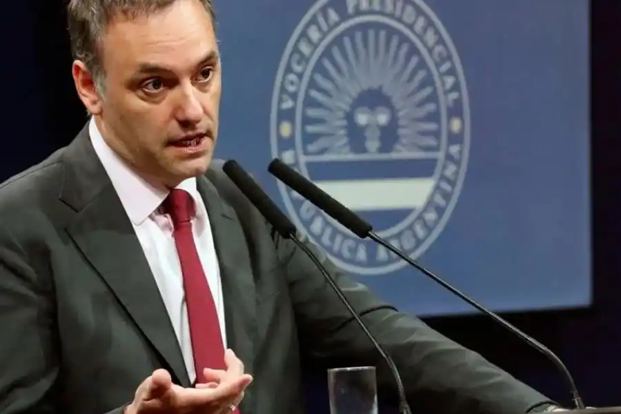 Manuel Adorni, sin motosierra