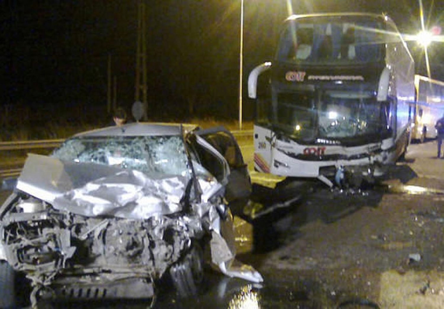 Madrugada fatal en la Autovía Artigas: Un hombre murió al chocar contra un colectivo