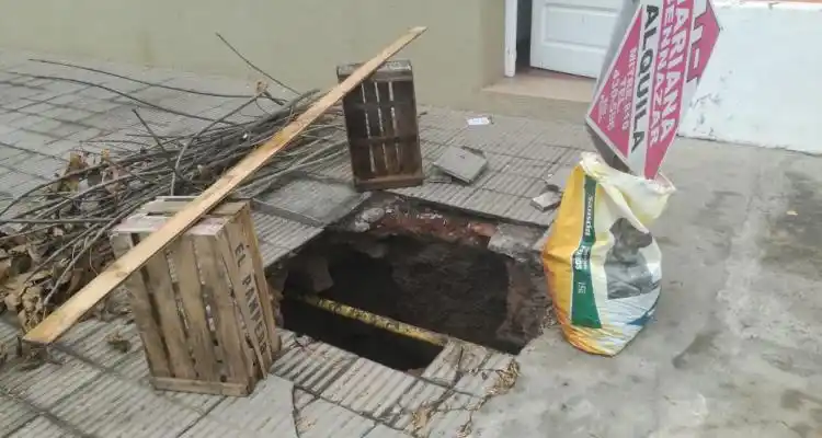 Arnaldo al 500: Peligroso cráter en la vereda fue descubierto por vecinos