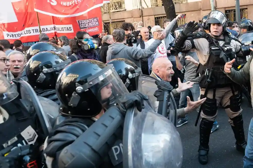 Hubo más de 30 heridos y dos detenidos tras los incidentes en la marcha contra el veto a la ley jubilatoria