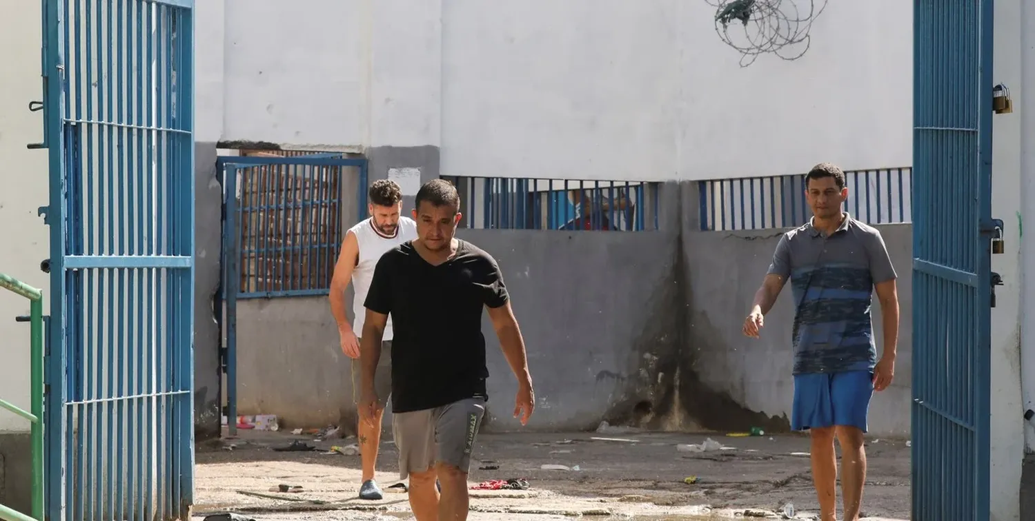 Ex soldados colombianos, encarcelados por su presunta participación en el magnicidio de Jovenel Moise, caminan hacia los reporteros luego de la fuga en la Penitenciaría Nacional. Foto: Reuters