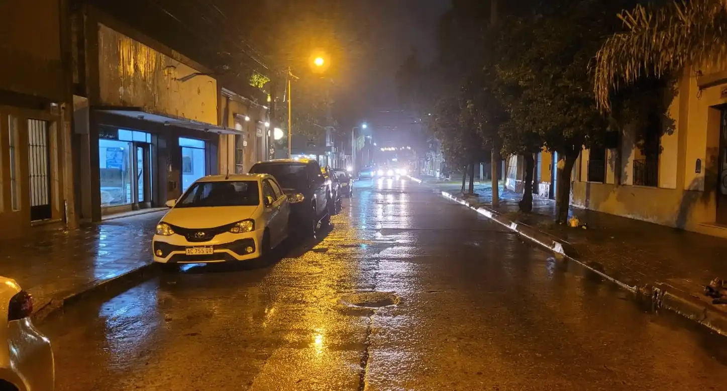 Se espera que durante la madrugada se produzcan tormentas con precipitaciones intensas. Luego llegarán las ráfagas de viento del sur.