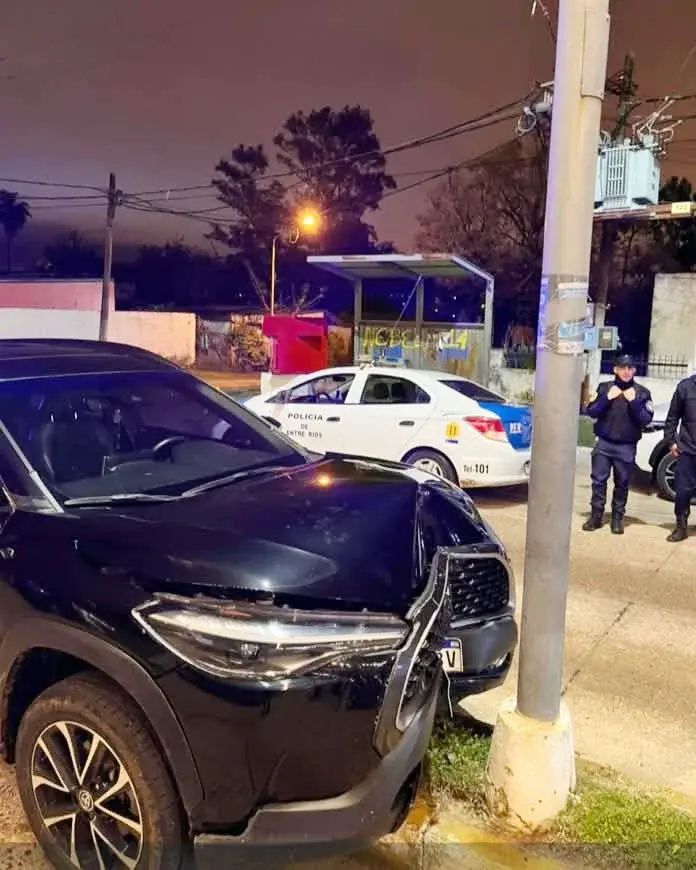 Chocó contra una columna de luz y dio positivo en alcoholemia