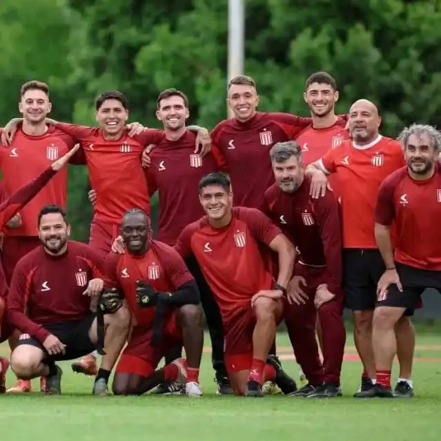 Ibáñez posa junto a integrantes del plantel de Estudiantes, en un entrenamiento