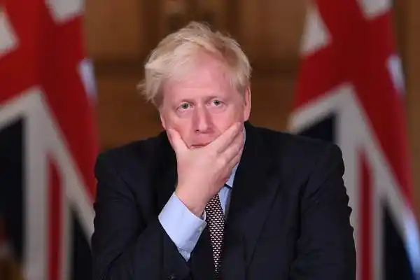 Boris Johnson podría vacunarse contra el COVID-19 en TV