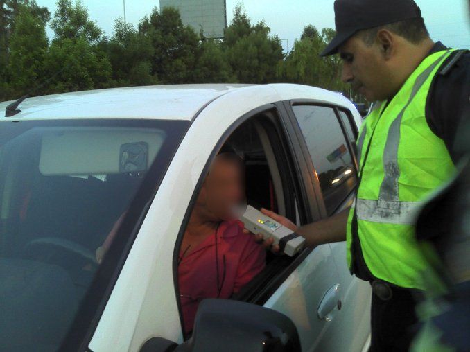 Detienen a otro conductor borracho en la Autopista del Oeste