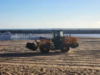 Mar del Plata: retiran algas de las playas con palas y camiones