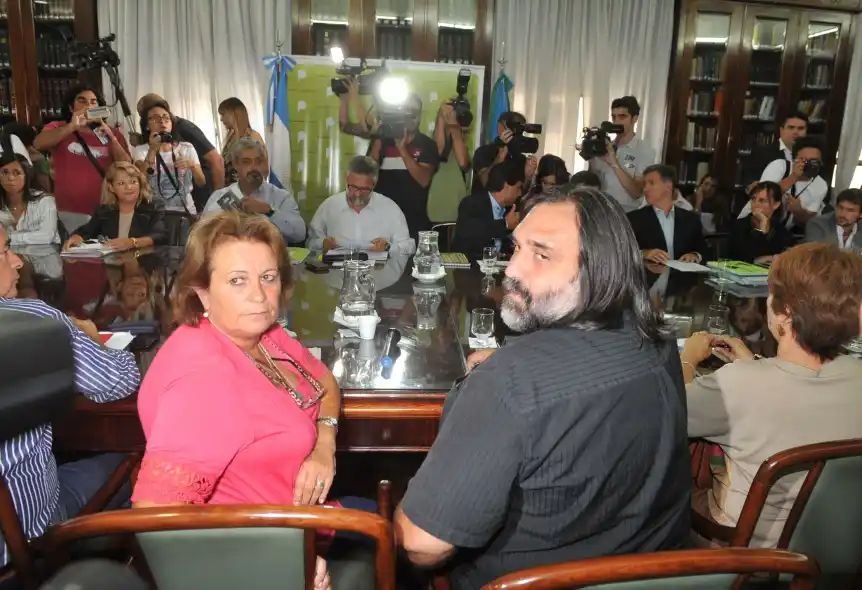 Conflicto docente: Con la amenaza de cerrar la paritaria por decreto, la Provincia recibe a los gremios