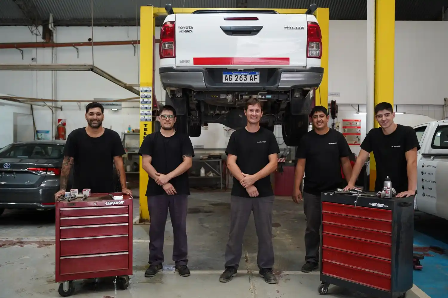 Mecánicos: Los técnicos de Toyota Milanesio, en el taller de San Francisco. (Foto Manuel Ruiz)