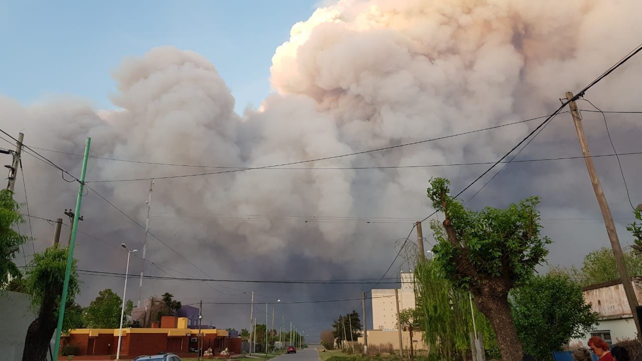 Continúa el humo en el norte bonaerense, pero el impacto es menor: cuándo se va