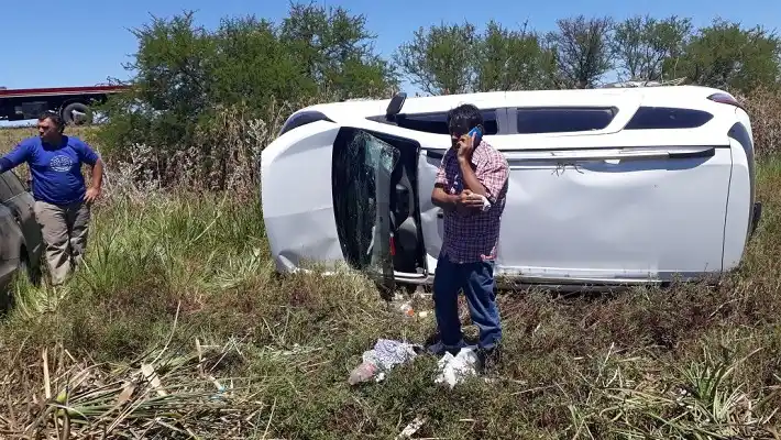 Un auto reventó un neumático y causó un accidente en Ruta 14
