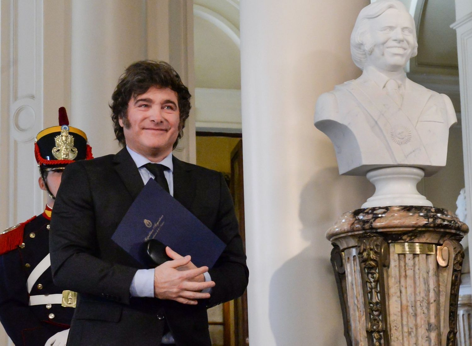 Javier Milei junto al busto del expresidente Menem.