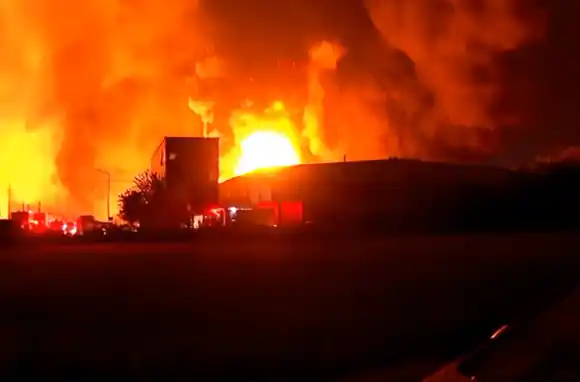 Una impactante explosión en una fábrica de productos químicos dejó 25 heridos