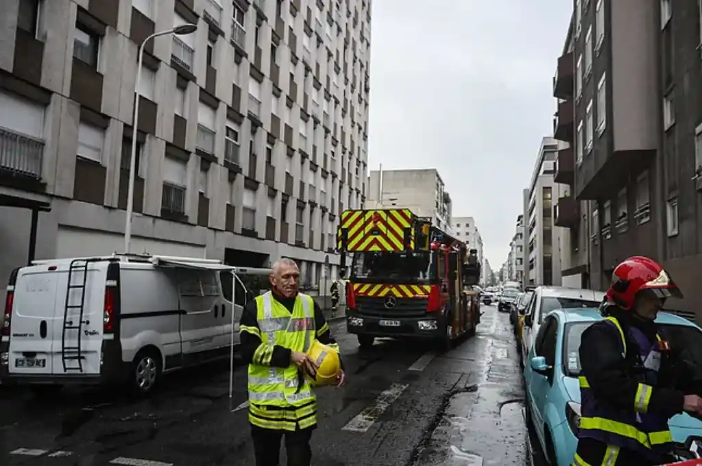 Los bomberos trabajan en el edificio donde se produjo el incendio en Lyon.JEAN-PHILIPPE KSIAZEKAFP