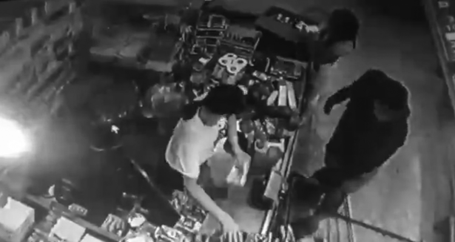 Policía detenido  por robar una billetera  y hacer compras con  la tarjeta de la víctima