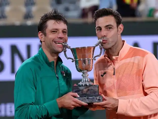 "Cebolla" Zaballos y Granollers, con el trofeo de campeones del Rolland Garros 2025