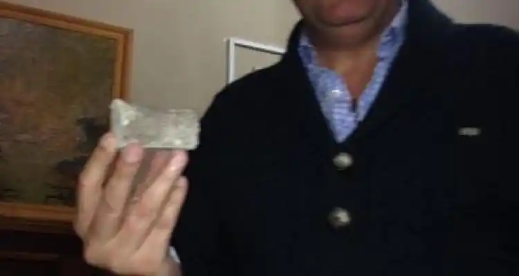Rompieron un vidrio del Municipio con una piedra