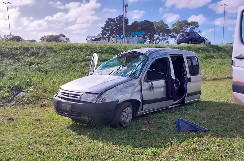 Despiste y vuelco en el acceso a Mar del Plata
