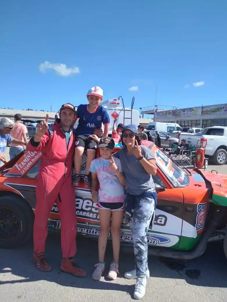 Diego Castañino, celebrando en Mar del Plata la corona de APAC, junto a su esposa e hijos.