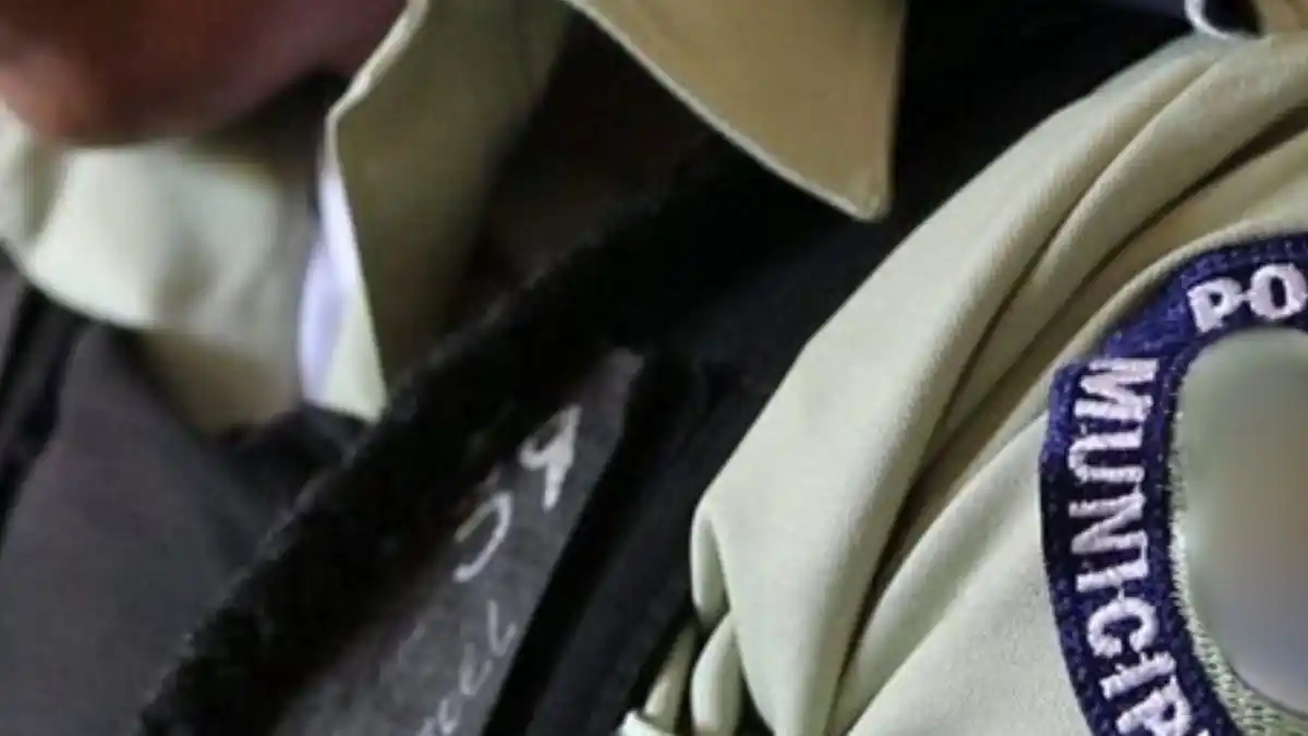 ¡ESTO SE SALIÓ DE CONTROL! Policía Municipal impide a un hombre vender plátanos porque estaban muy maduros (+Video)