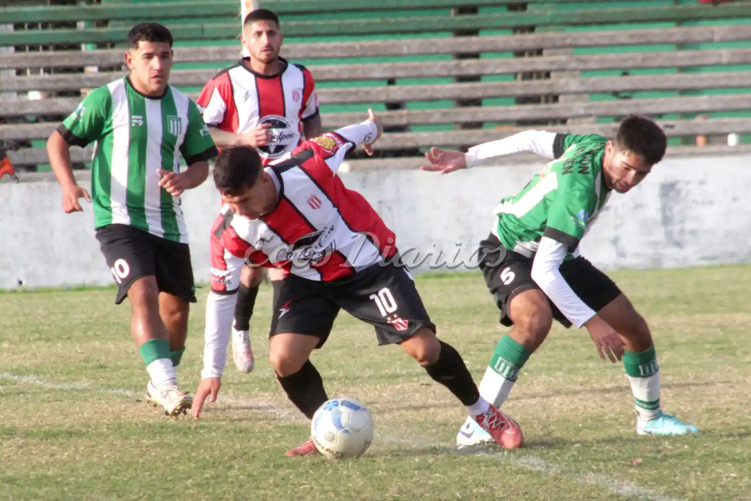 Pasó con un amague Mauro García para eludir la marca del joven David Giménez