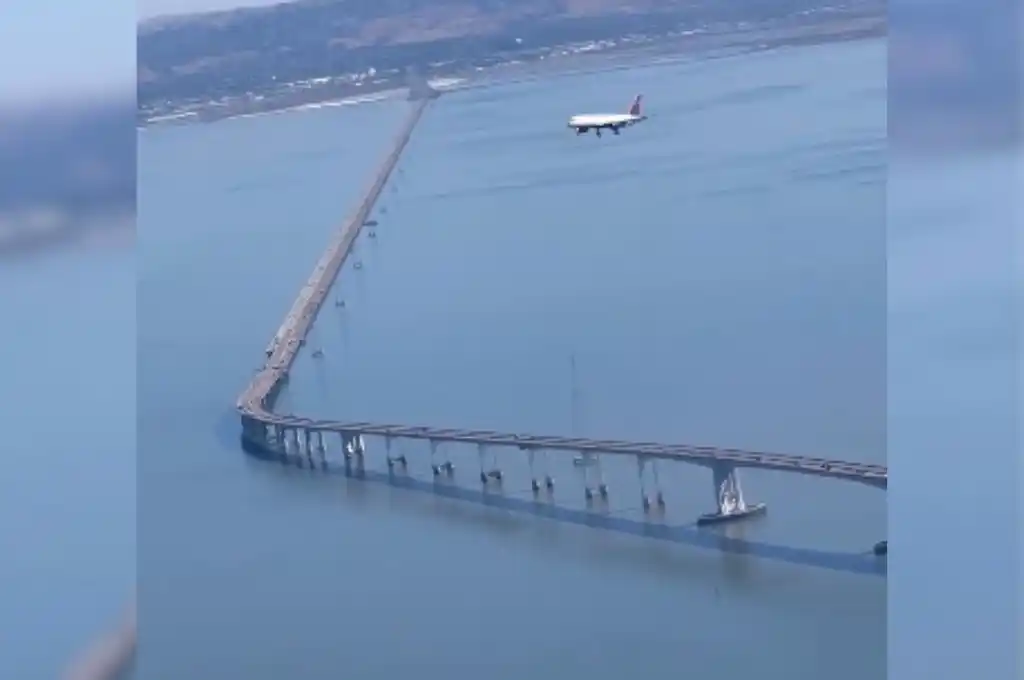 Captaron las imágenes de un avión que parecía estar quieto en pleno vuelo