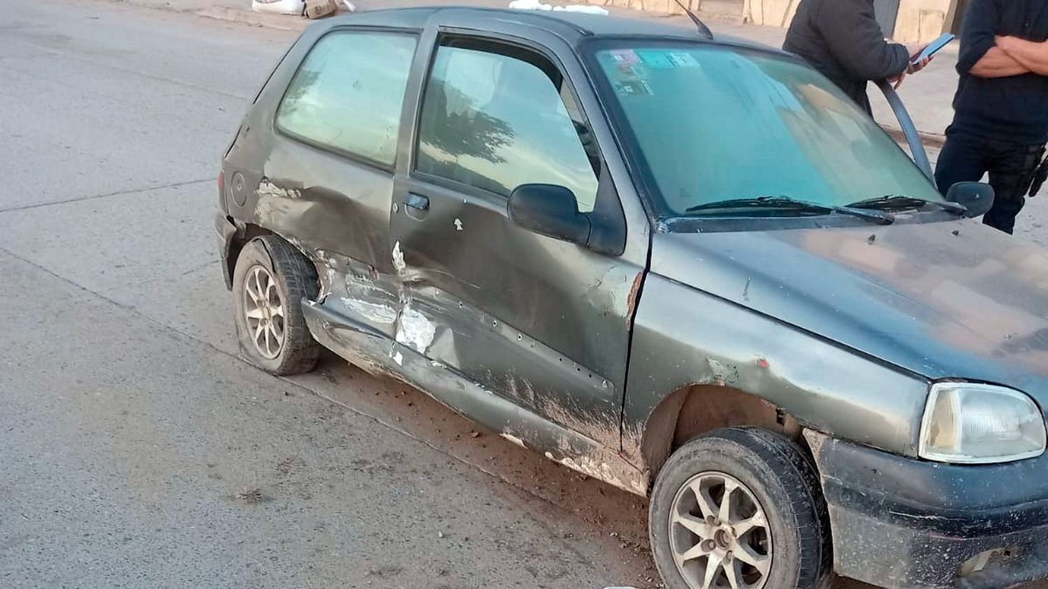 Fuerte choque entre autos dejó el saldo de un herido