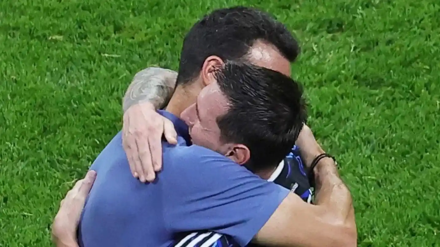 Luego del histórico triunfo en la semifinal de la Copa del Mundo el capitán de la Selección protagonizó un emotivo momento con el DT. (Video: espnargentina/Instagram) (Foto: EFE)