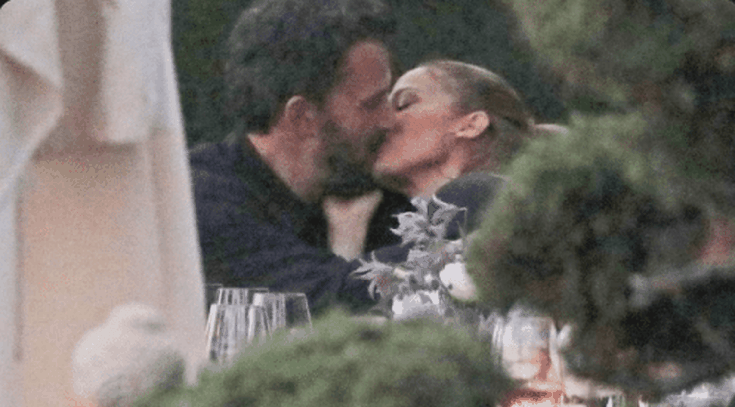 Sin un ápice de duda de que JLo y Ben Affleck están de regreso. Foto Twitter Page Six