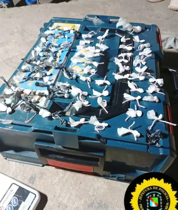 Secuestran cocaína, dinero en efectivo y una balanza portátil en operativo policial