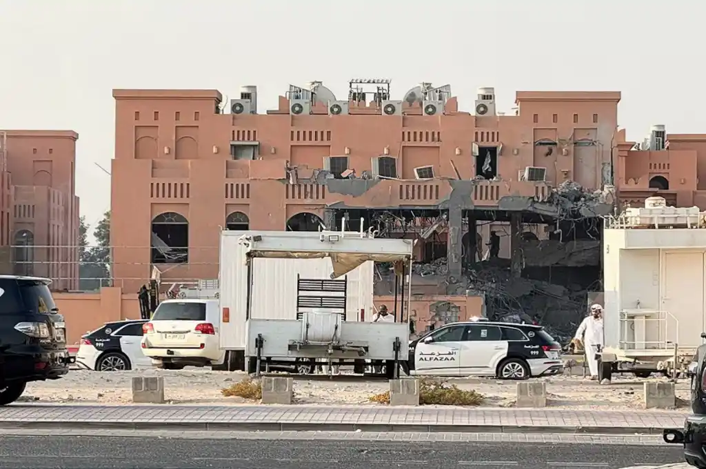 Un edificio dañado, tras un ataque israelí contra los líderes de Hamás, según un funcionario israelí, en Doha, Qatar. (Foto: REUTERS/Ibraheem Abu Mustafa)