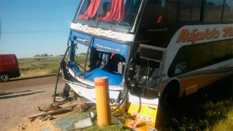 Un micro que partió de Crespo protagonizó un siniestro a poco de sobrepasar el acceso de Hernández