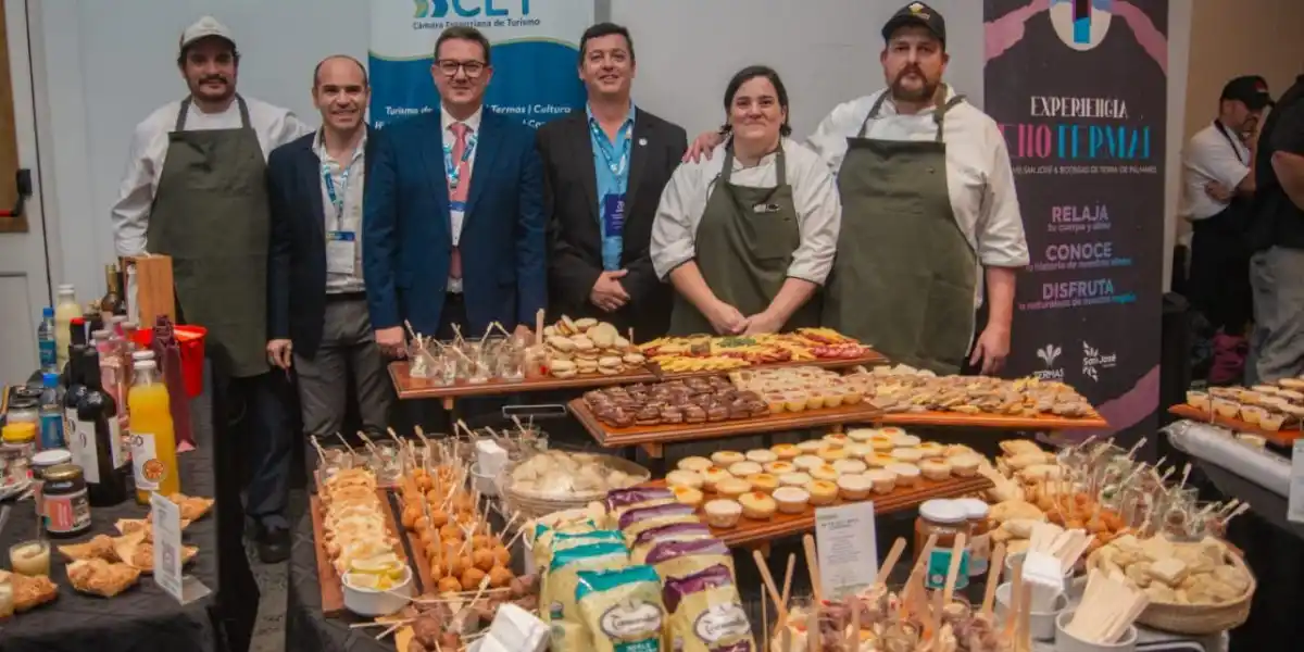 Stand con productos típicos de Entre Ríos en el cierre del workshop