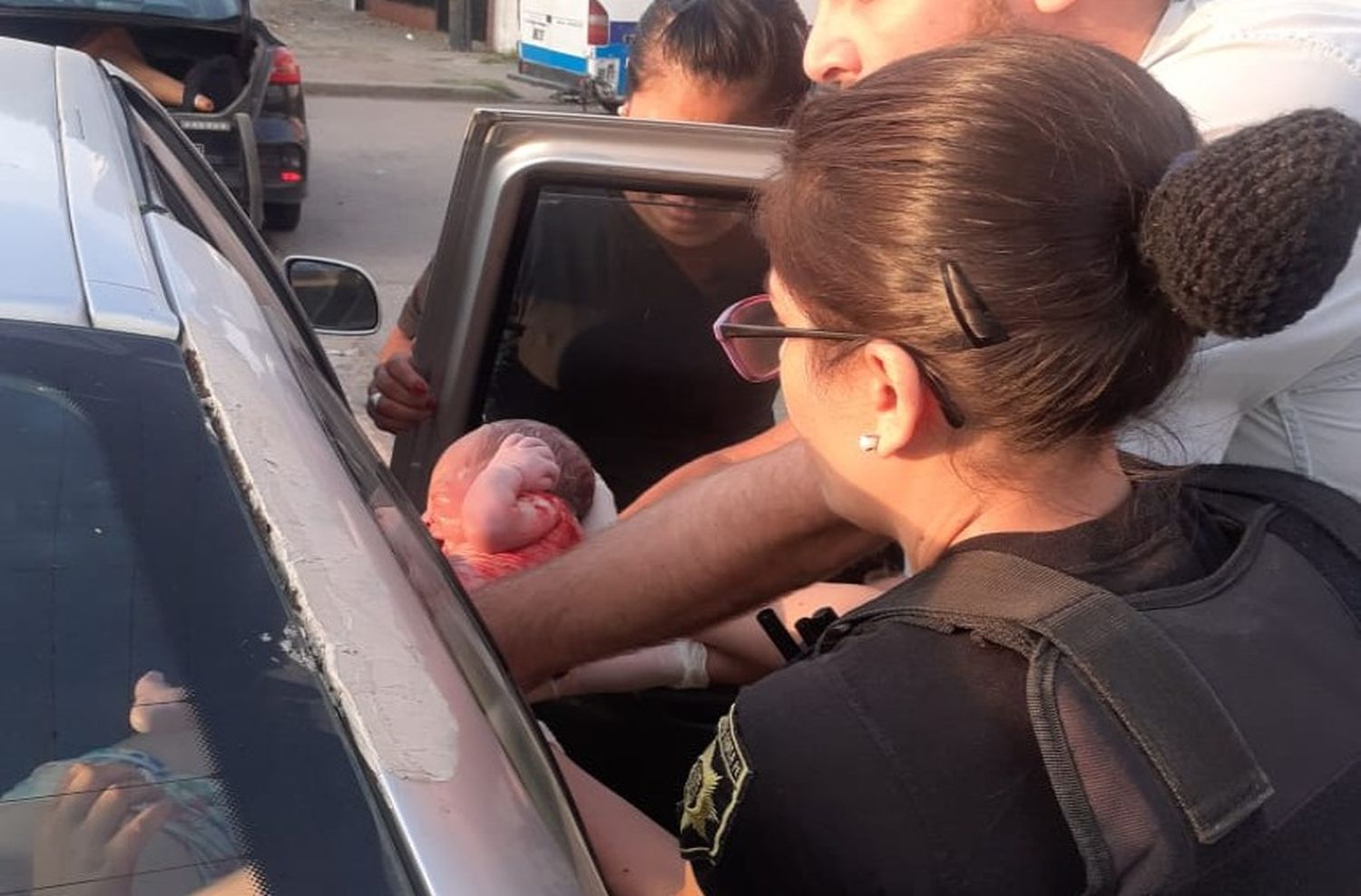 Una mujer dio a luz en un auto asistida por dos mujeres policías