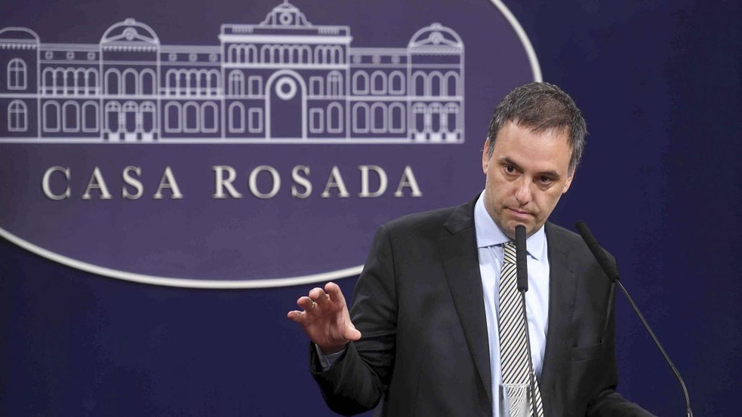 "La asistencia a los comedores comunitarios nunca va a ser recortada", aseguró Adorni tras una advertencia de la Iglesia