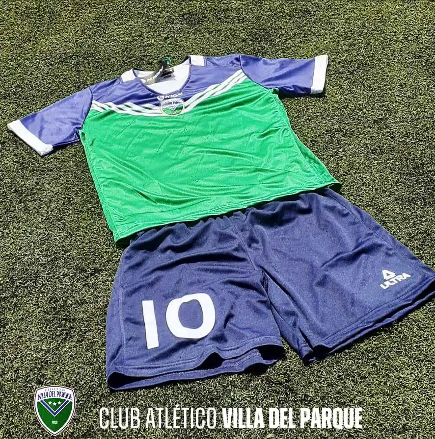 Villa del Parque tiene nueva indumentaria